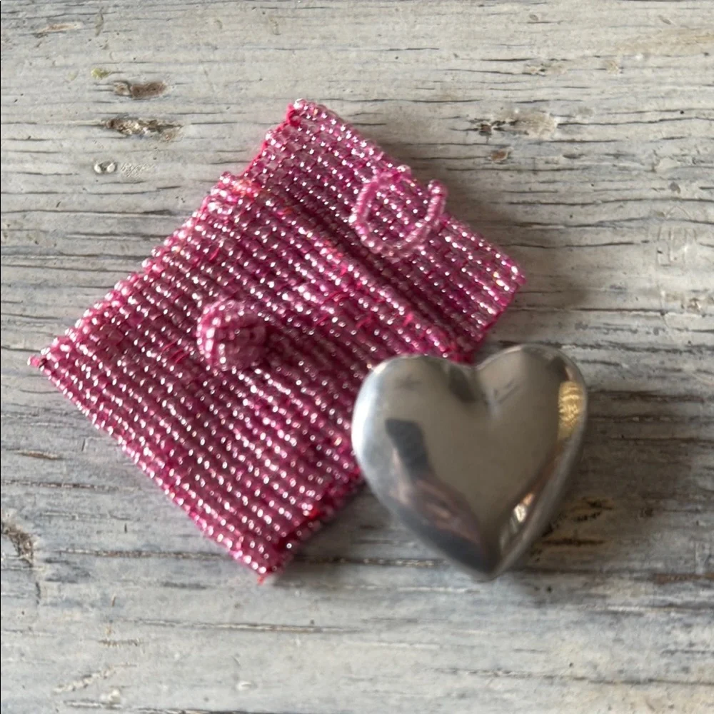 Silver pocket Heart Accessory with Pink Pouch 🩶 - Picture 1 of 3